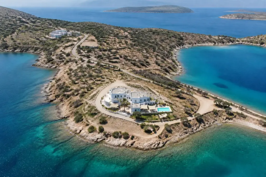 İki deniz arasındaki dar yarımadada beyaz otelin havadan görünümü