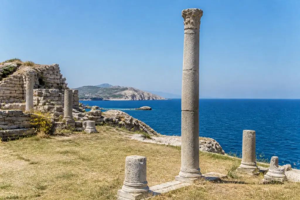 Denize bakan antik Knidos kalıntıları