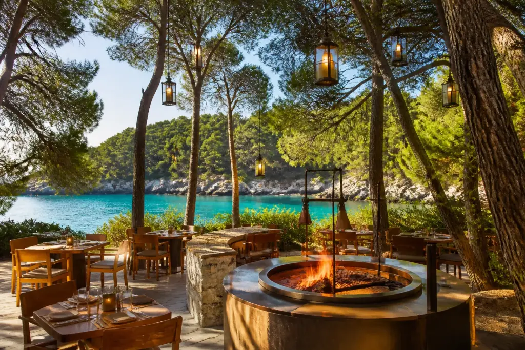 Ormanda fenerler altında Ateş ızgara restoranı