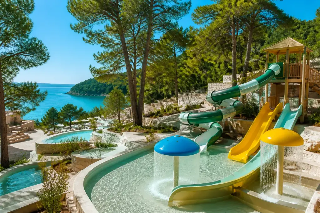 Çam ağaçları arasında aquapark