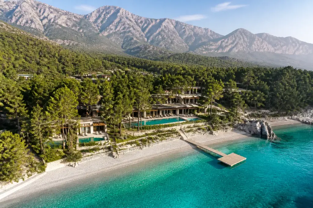 Kemer'de çam ormanı içindeki Kalyra Bay resortunun havadan görünümü