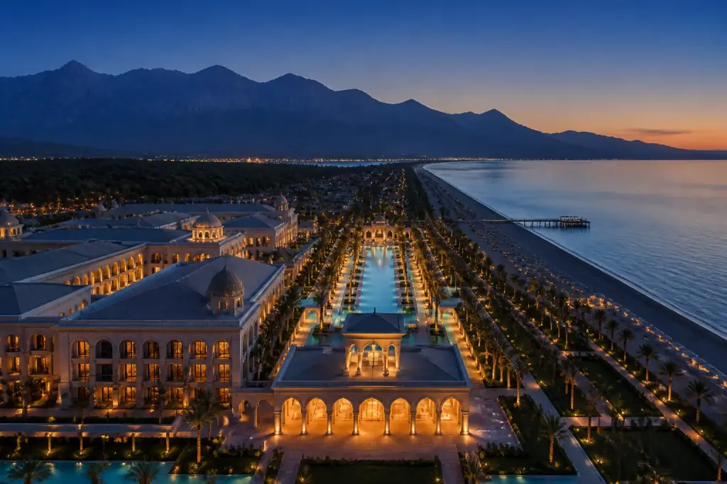 Akşam saatinde Lunara Palace Antalya, havuzlar ve Toros Dağları