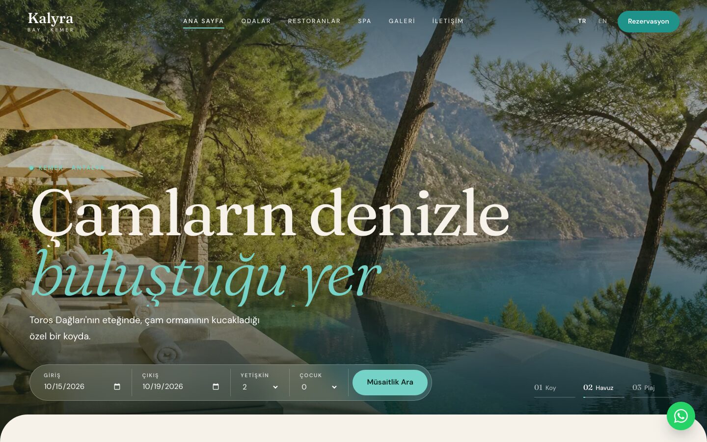 Kalyra Bay otel web sitesi demosu ana sayfası, masaüstü: çam ormanı içinde koy manzaralı resort ve müsaitlik arama çubuğu