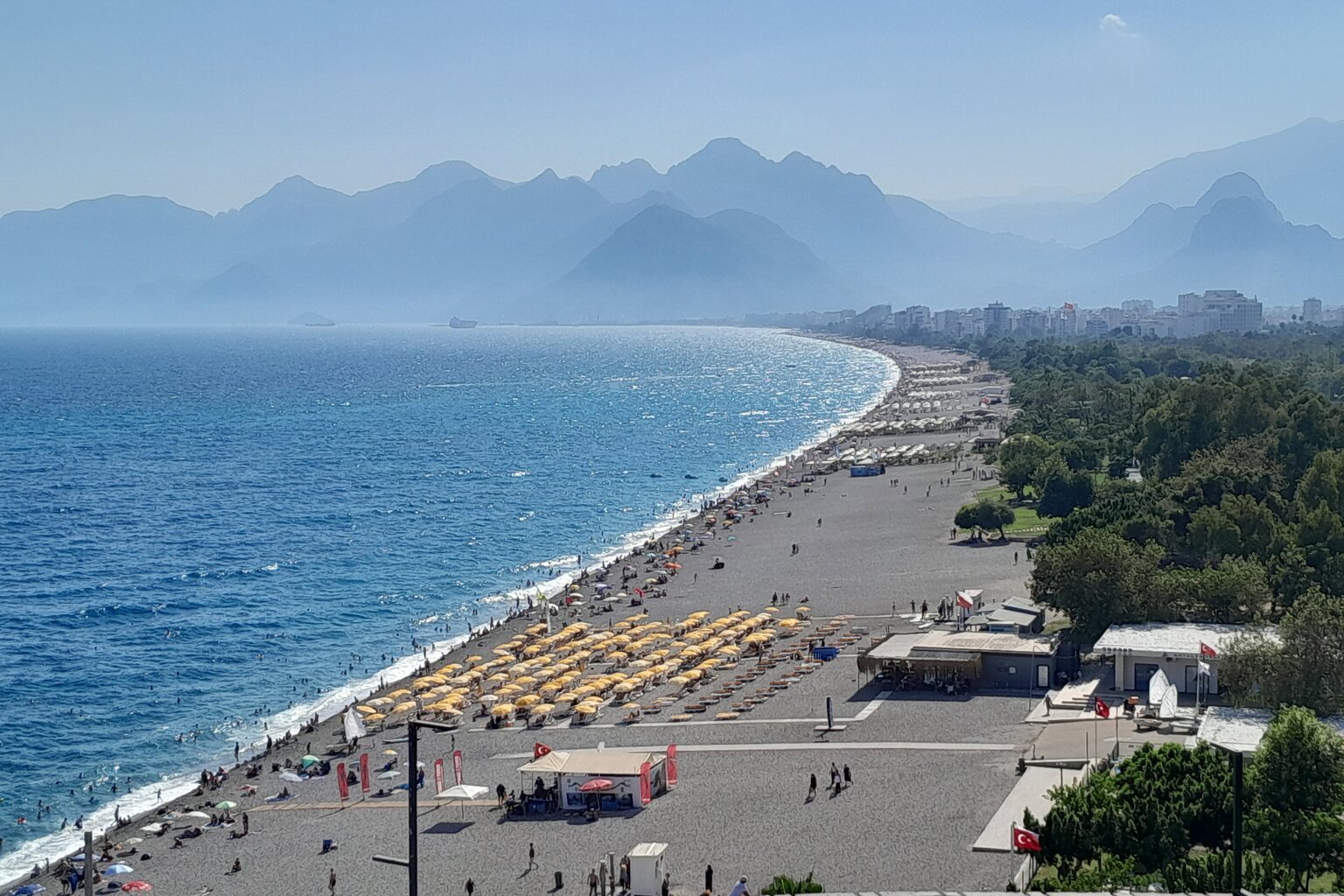 Konyaaltı Plajı ve arkasında Beydağları, Antalya