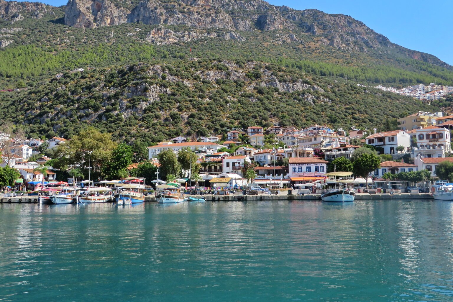 Kaş limanında iskeleye bağlı tur tekneleri